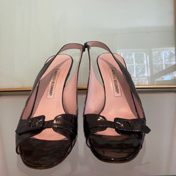 MANOLO BLAHNIK BLACK PATENT SLINGBACK OPEN TOE HEELS. SIZE 38.5/8.5 M - Picture 8 of 9